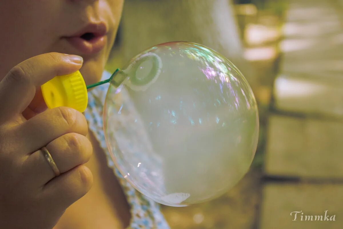 Мыло шарами. Мыльный шар. Мыльные шарики. Мыло шар. Девушка с мыльными пузырями.