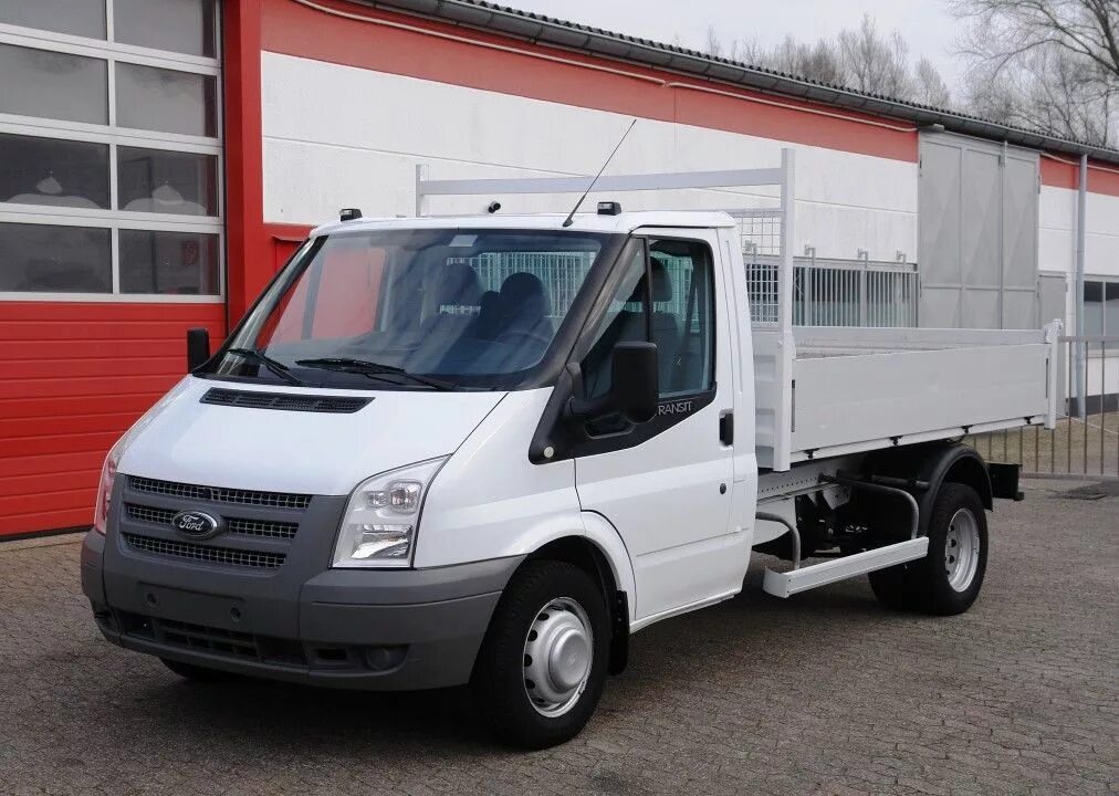 Грузовой автомобиль 1 тонна. Ford Transit 3.5 т. Ford Transit 1,5 тон. Форд Транзит 3.5 тонны. Ford Transit грузовой бортовой.