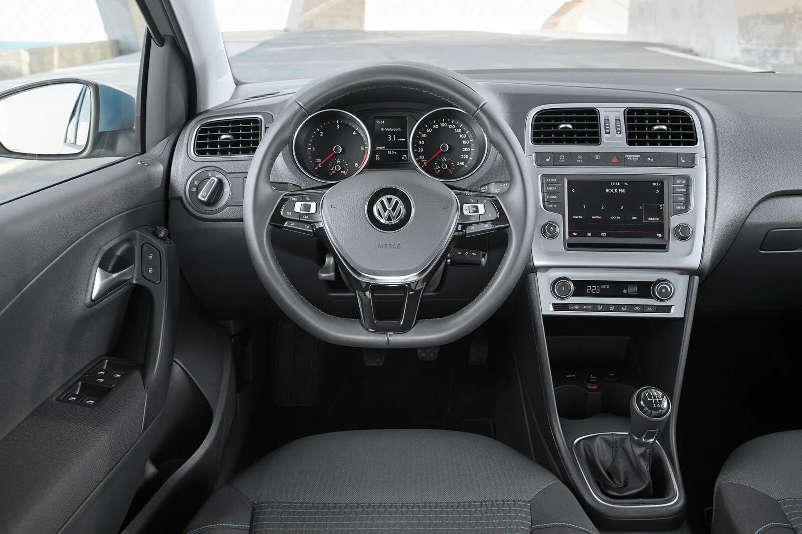 Volkswagen polo 2015 салон. Vw polo 2015 салон. Фольксваген поло 2014 салон. Volkswagen polo 2014 интерьер. Салон поло 2014.