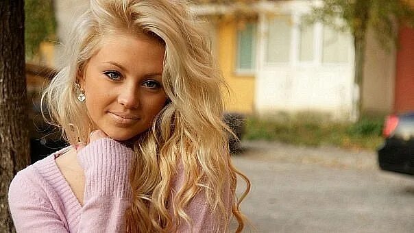 Одни и та же женщина. Фотосессия на 30 лет девушке. Много одинаковых девушек. Фото одинаковых девушек. Красивые девушки одинаковые.