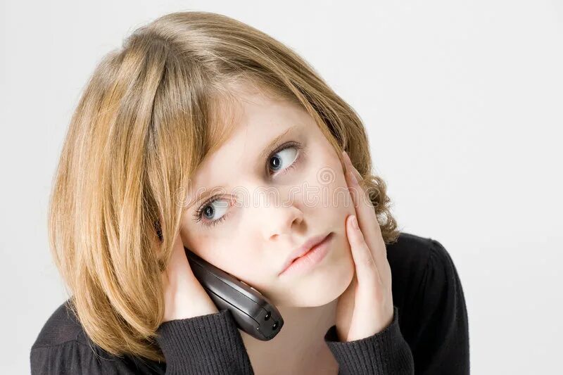Пока дочь разговаривает по телефону. Девочка подросток разговаривает по телефону. Девушка с телефоном и школьником.