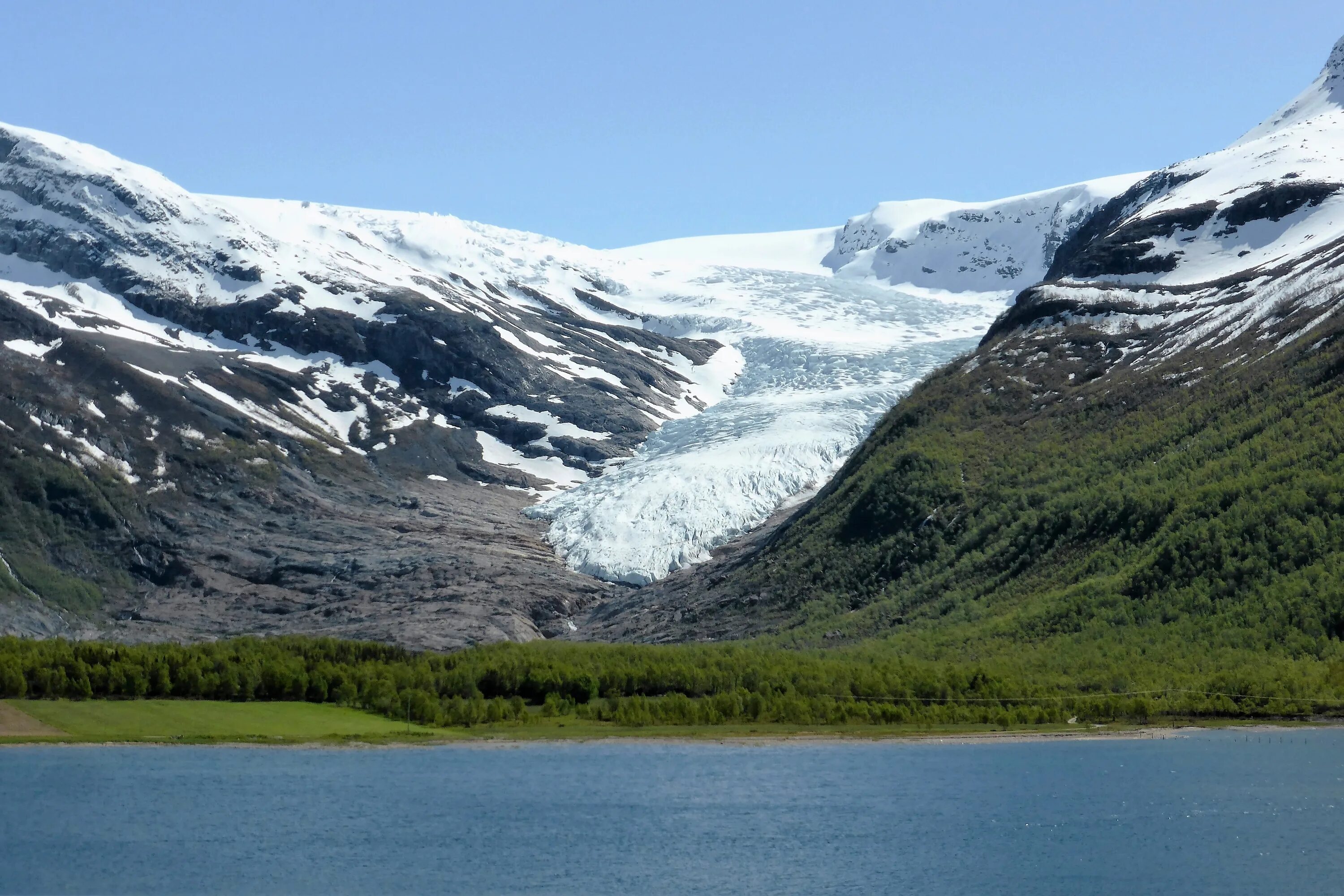 Особенности рельефа норвегии. Моренный рельеф Норвегии. Норвегия ледниковое озеро. Фьорды и ледники Норвегии. Ледники Скандинавии.