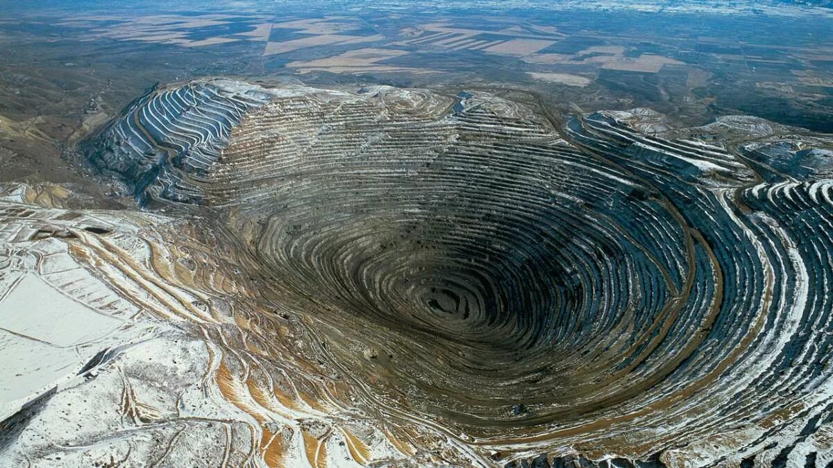 Карьер Чукикамата в Чили. Рудник Чукикамата. Карьер «Бингем-каньон» в США. Алмазный рудник Дьявик.