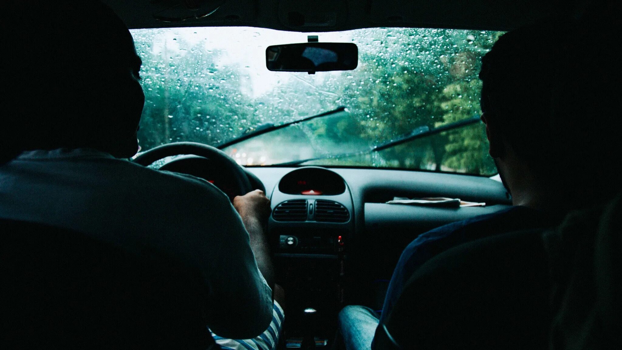 Хорошо в машине в дождь. Парень за рулем. Грустно машина. Девушка дождь машина. Грустный мужчина в машине.
