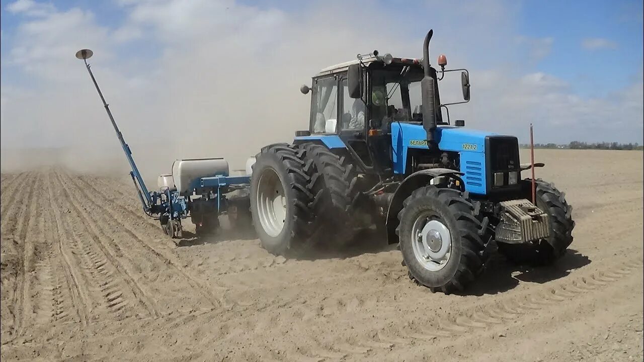 Трактор беларус 1221. Мтз 1221 работа. Мтз 1221 работа. Беларус-1221 трактор. Мтз 1221 с плугом.