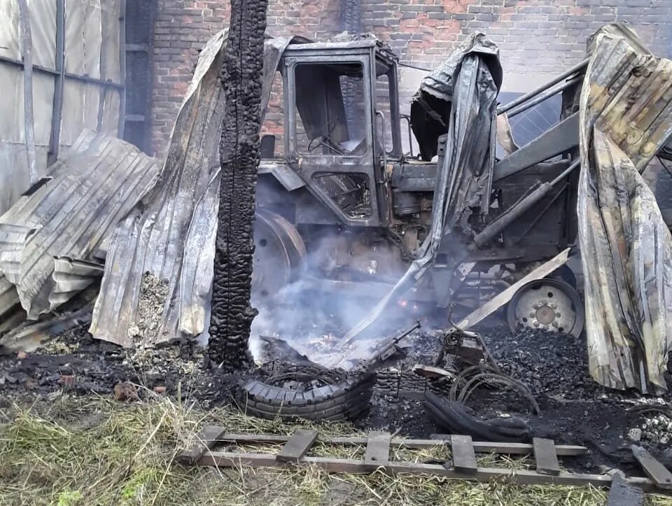 Волчно-Бурлинское Крутихинский Алтайский пожар. Волчно Бурла Алтайский край. Сгорел трактор. ДТП В Крутихинском районе. Сгоревший трактор