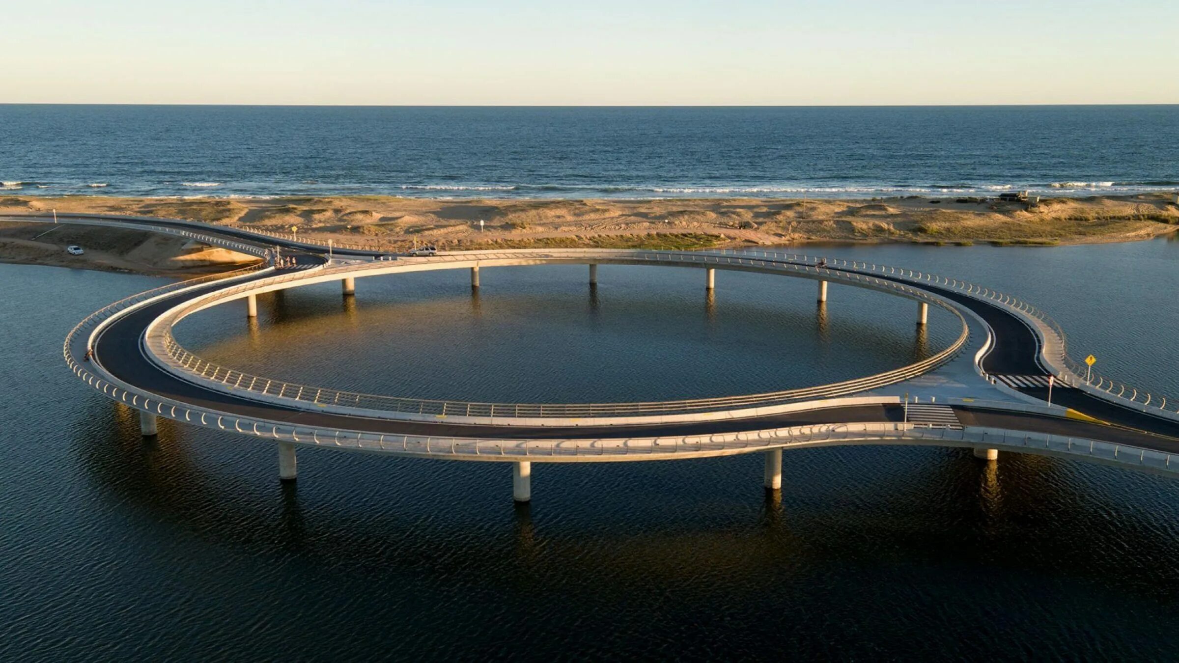 Bridge round. Мост laguna garzon. мост лагуна гарсон уругвай. гарзон уругвай мост. мост round уругвай.