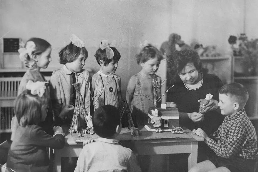 Советские дети в детском саду. Детские сады в СССР. Советский детский сад занятия. Воспитатель и дети СССР.