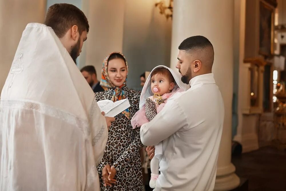 Можно крестить куму. Фотосессия крестин в храме. Крещение ребенка. Можно крестить куму. Крестины ребенка.
