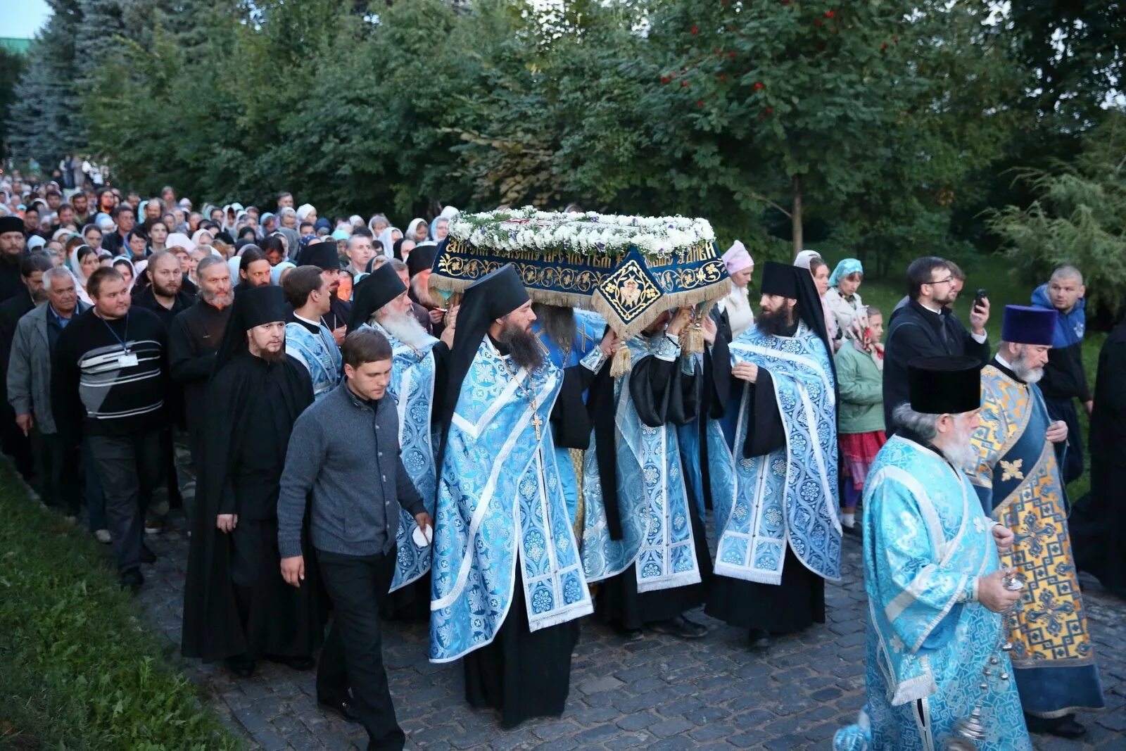 Как одеться на успение богородицы. Успение пресвятой богородицы в 2025 в дивеево. плащаница вынос крестный ход. плащаница в дивеево успение пресвятой богородицы. крестный ход с плащаницей по канавке дивеево.