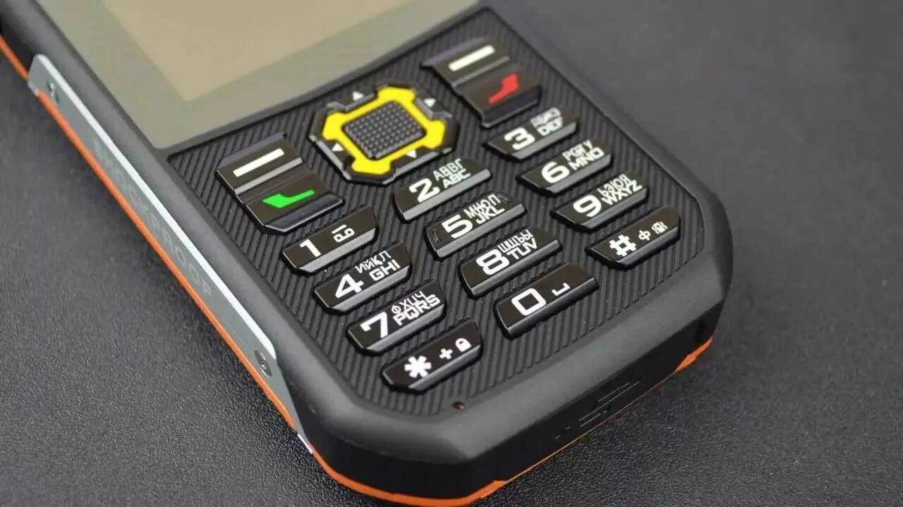 Телефон спак. Кнопочный телефон ленд Ровер с мощным аккумулятором. Кнопочный телефон u242. Телефон ленд Ровер f2. Телефон Land Rover s8.