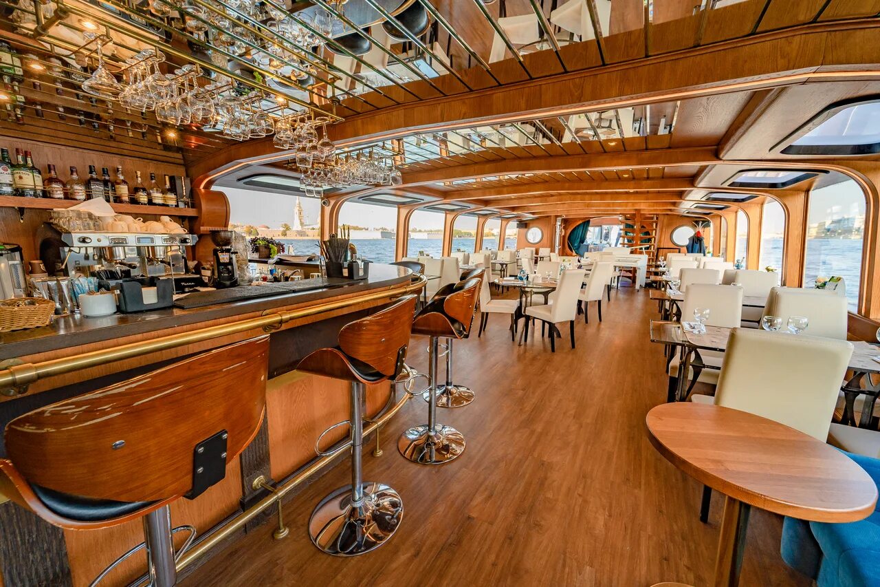 Однопалубные теплоходы санкт-петербурга. Алёнка теплоход санкт. Двухпалубный теплоход москва 178. 301 теплохода санкт петербург. Теплоход фицджеральд в санкт-петербурге.