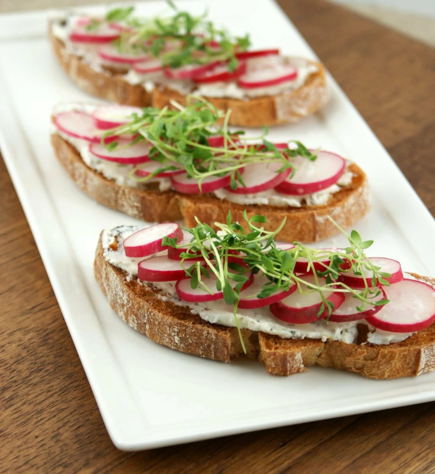 канапе с салями и корнишонами. бутерброды с колбасой и огурцом. красивые бутерброды с колбасой. бутерброд с колбасой. сложные бутерброды.