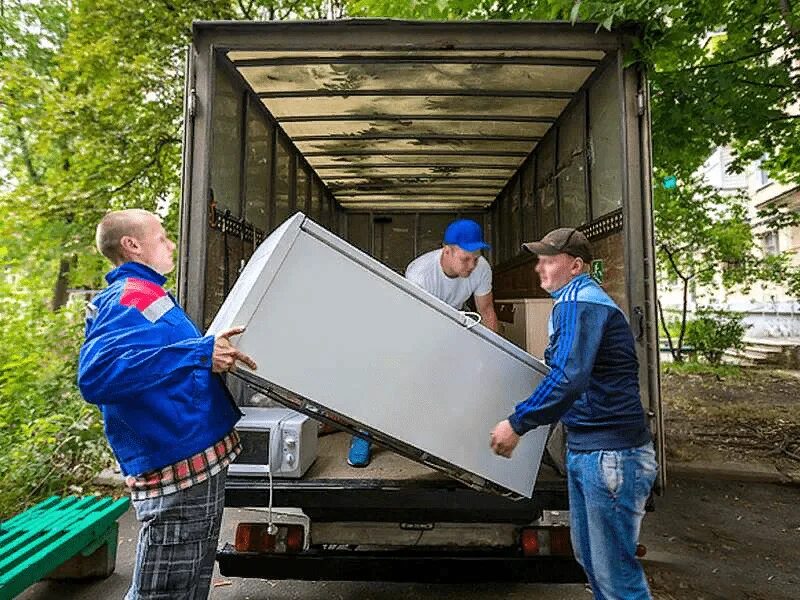 Грузчик с холодильником. Погрузка холодильника. Грузчик машина. Машина для перевозки мебели.