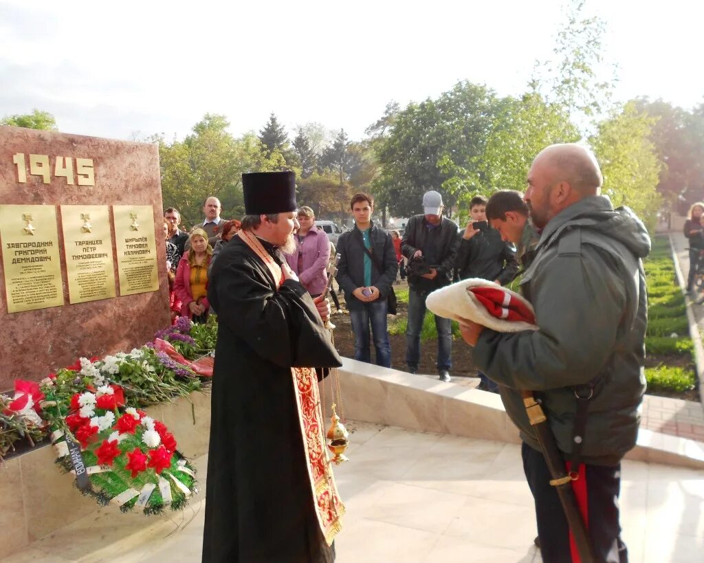 Погода в самарском азовского района. Памятник в селе Самарском Азовского района. Храм села победа Азовский район. Памятники Самарского села Азовского района. 9 Мая село Самарское Азовский район Ростовская область.