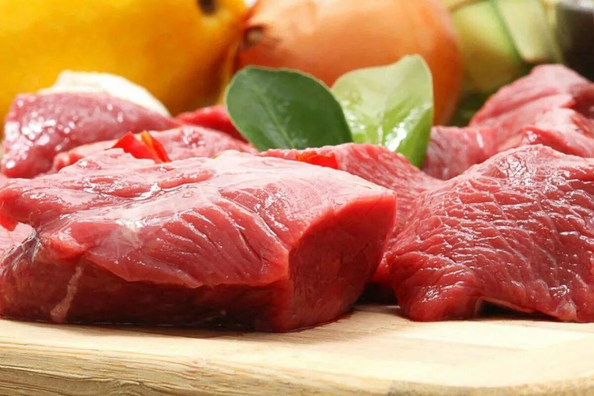 Красное мясо животных. Мясо. Парное мясо. Свежее мясо. Кусок мяса.