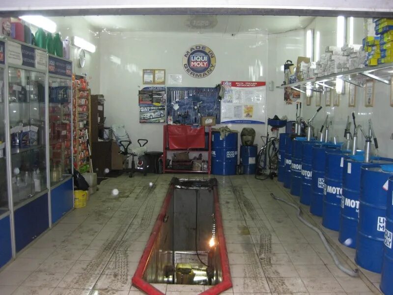 Пост замены масла. Сертификат motul. Витрина в автосервисе. Oil garage. Интерьер автосервиса.
