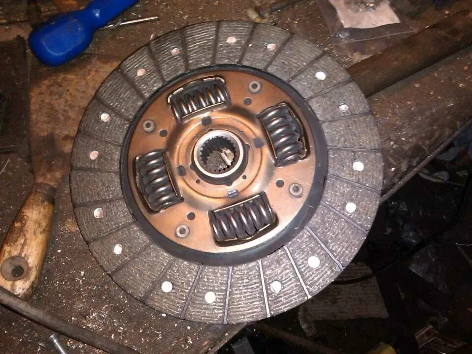 Прогорело сцепление. Сгоревшее сцепление. Горит сцепление. Сгоревший диск сцепления. Горит сцепление.