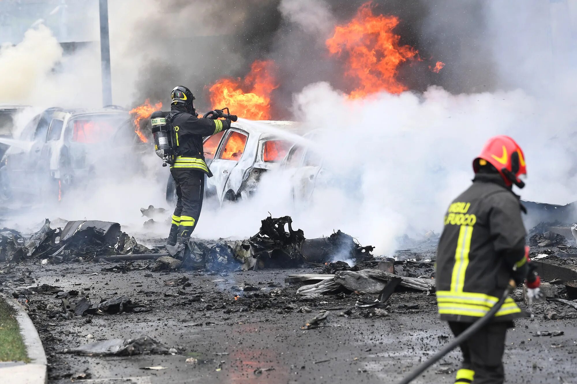 Кадры крушение горящие машины. Самолёт рухнул сегодня в Италии.