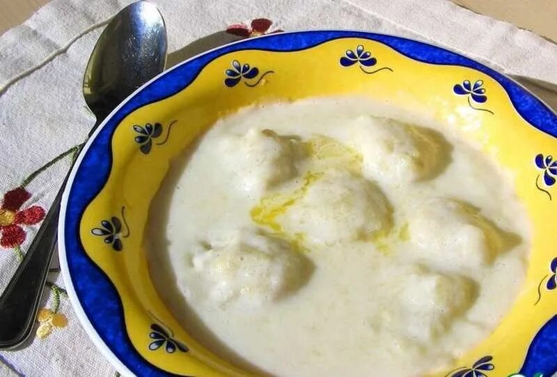 Тесто на клёцки. Молочный суп с картофельными клецками. Суп с клецками с молоком. Молочный суп с макаронами. Молочные клецки.