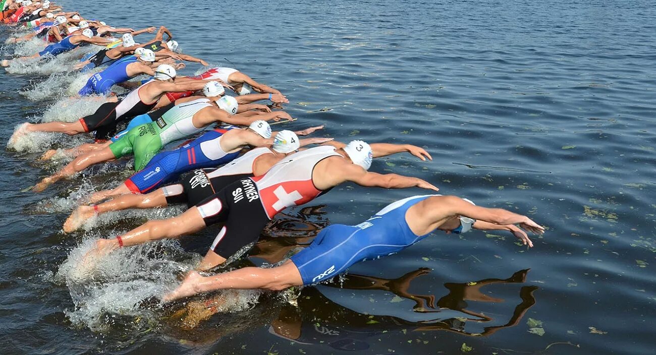 На открытой воде быстро. Триатлон спринт дистанция. Триатлон бег дистанция. Ironman соревнования триатлон. Триатлон плавание.