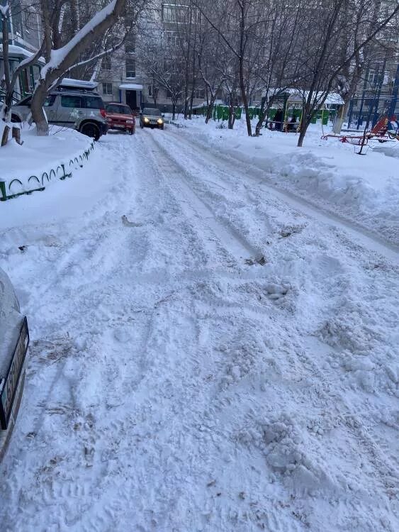 Зима лёд во дворе. Сахалин зимой. Лед во дворе. Гололед во дворе. Гололед на тротуаре во дворе.