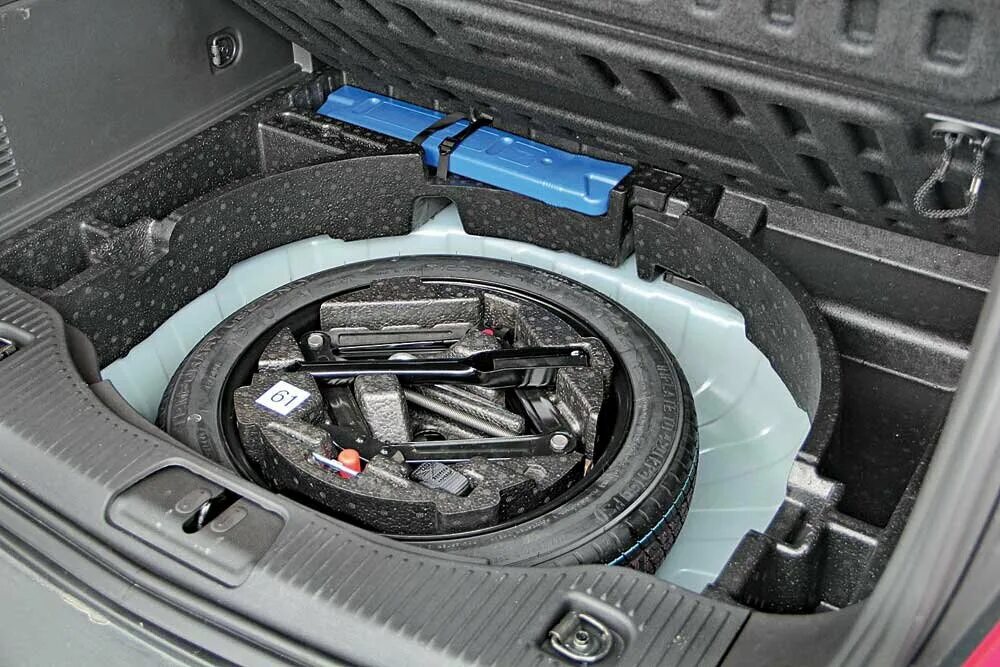 Инструмент в багажник автомобиля. Комплектация отсека докатки Opel Astra j. Опель Мокка запаска.
