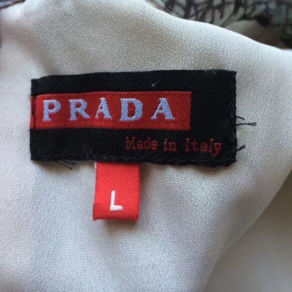 Бирки Прада. Бирки Prada на одежде. Оригинальные бирки Prada. Prada лейбл. Оригинал лейбл