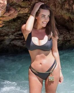 Flaunts Amazing Body In A Bikini. 