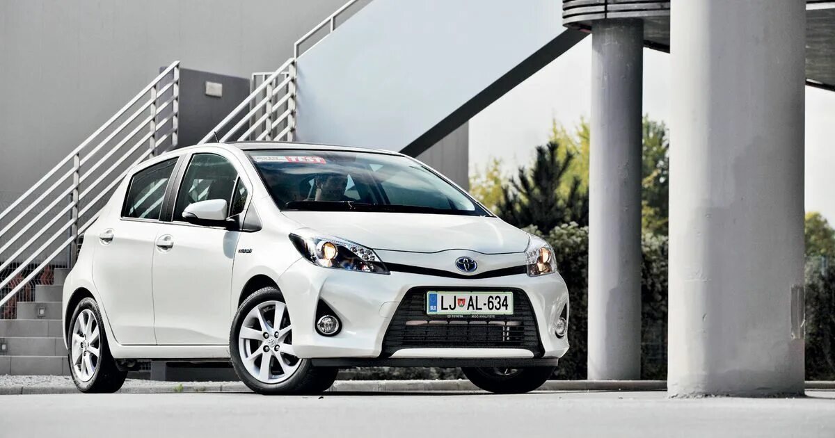 Тойота ярис кросс купить во владивостоке. Toyota Yaris 1.5. Тойота Ярис гибрид 2022. Toyota Yaris Hybrid 1.5. Новая Тойота Ярис 2022.