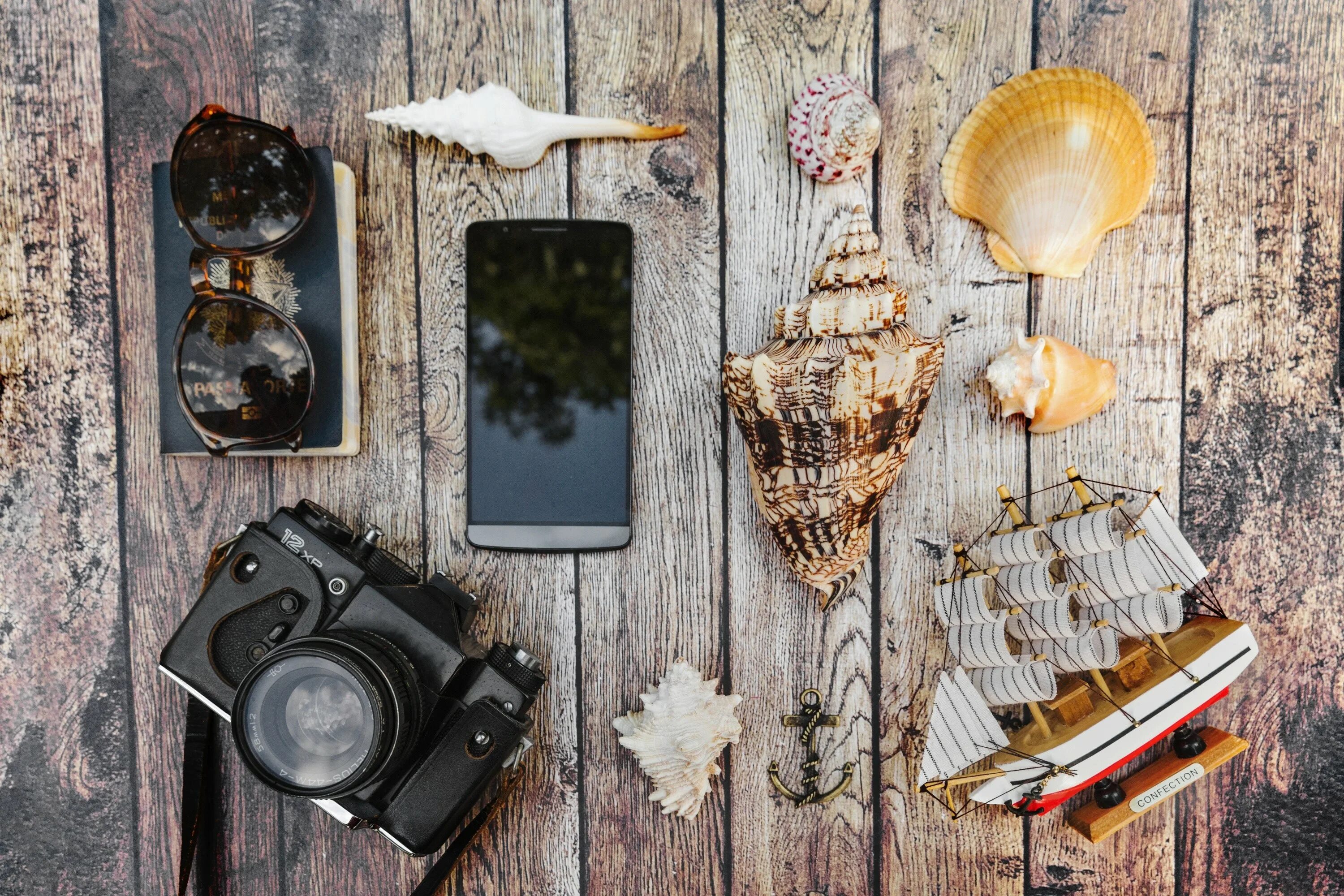 Фотофон для предметной съемки. Красивые предметы. Фон для фотографирования предметов. Предметы на столе. Стол с предметами сверху.