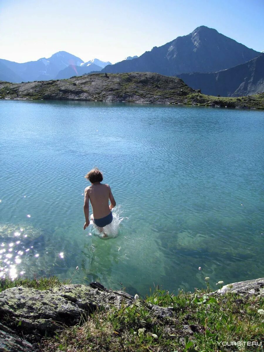 Где купаться на алтае. Форелевое озеро Чемал. Форелевое озеро горный Алтай Чемал. Озеро Красногорское горный Алтай.
