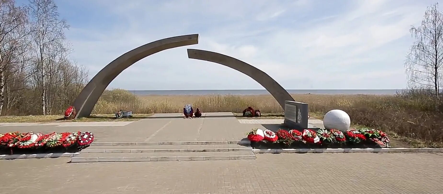 Разрыв кольца. Памятник разорванное кольцо блокады Ленинграда. Коккорево памятник разорванное кольцо. Монумент прорыв блокады Ленинграда. Разорванное кольцо Ладожское озеро.