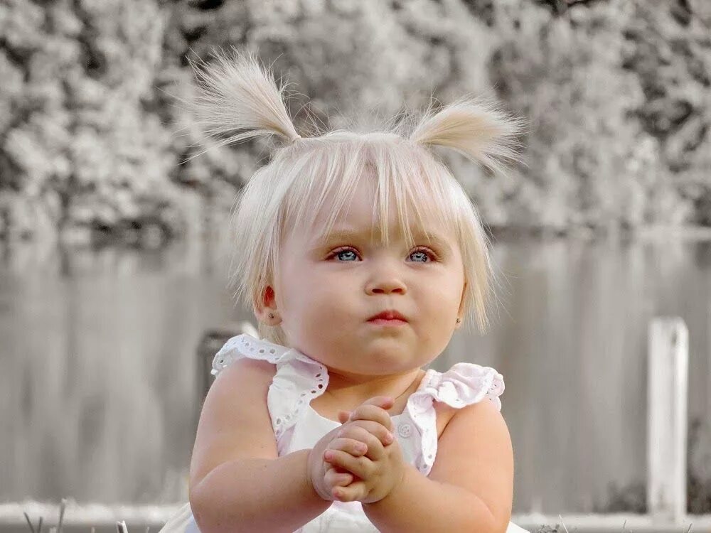 малышка забавно. смешная девочка. малышка забавно. забавные малыши. забивные дети.