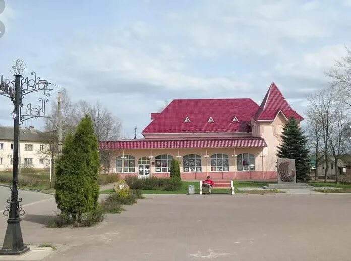 Универмаг струги красные. Струги красные население. Поселок струги красные псковская область. Струги красные псков. Жд вокзал струги красные.