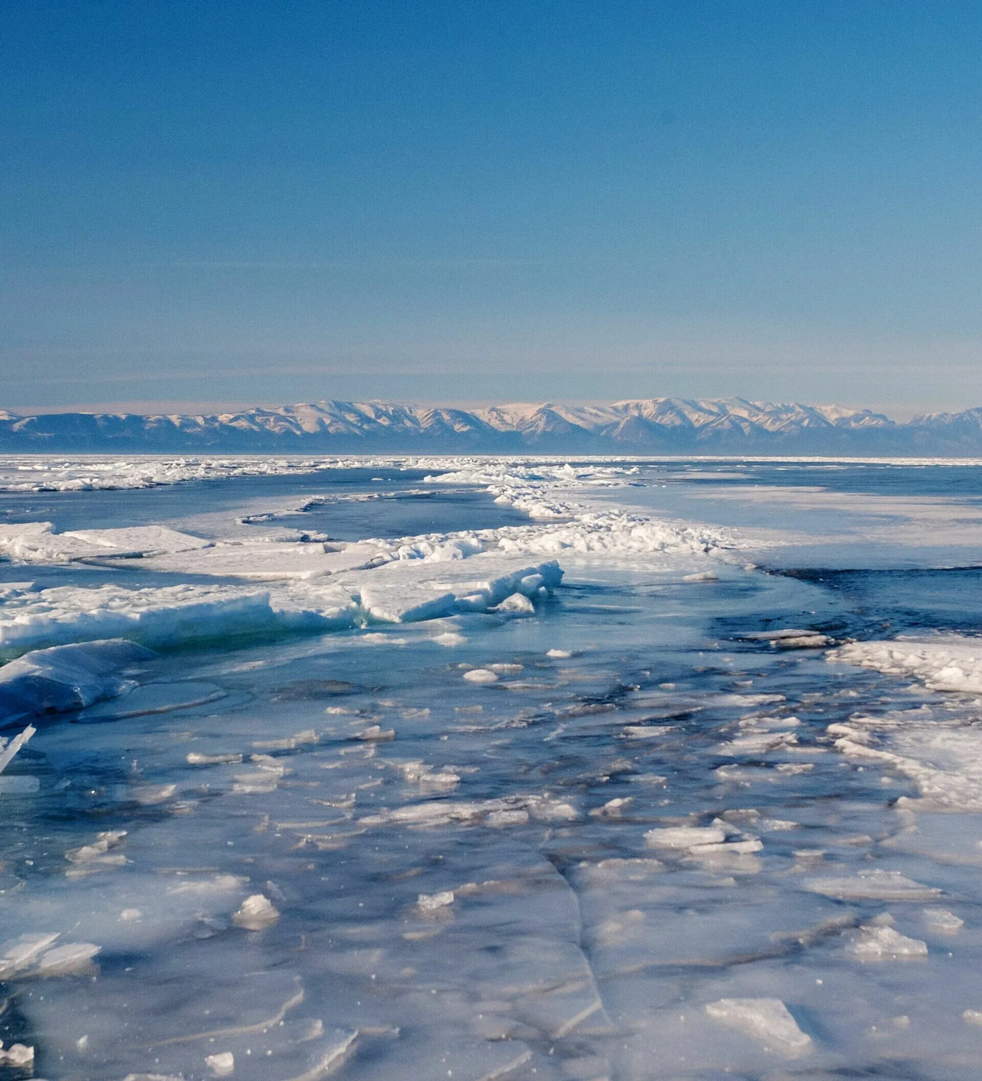 Замерзают ли озера. Замерзшие берега России. Замерзшее море находка. Озеро замёрзшее вил сверху. С дрона замерзшее озеро.