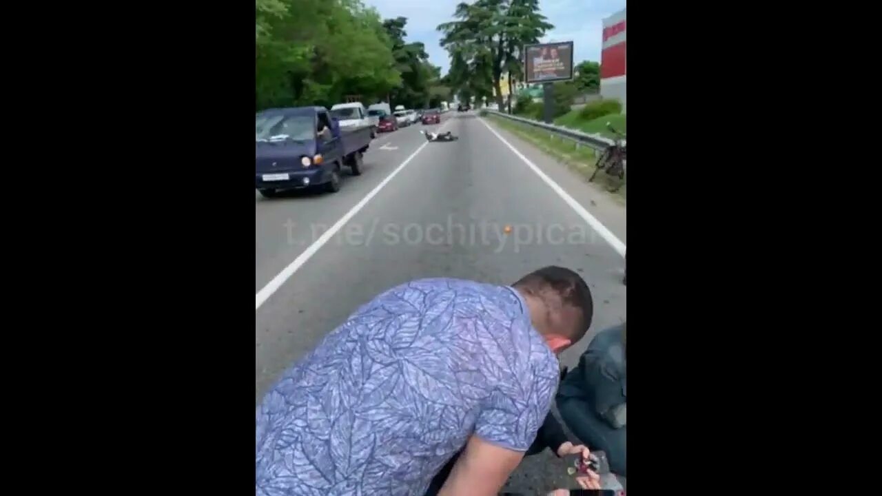 В сочи разбился мотоциклист. Мотоциклист сбил девушку на переходе. Авария в Барнауле с мотоциклистом.