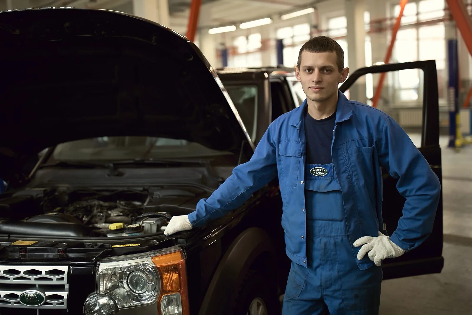 Автосервис land rover. Сервис ленд Ровер. Ровер в сервисе. Ремонт Land Rover.