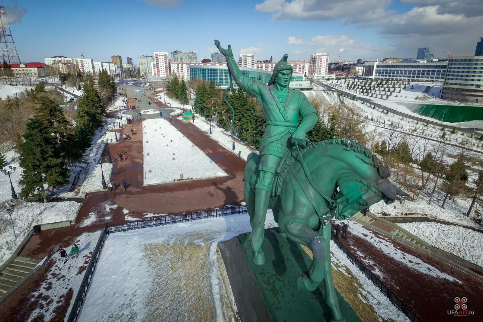 Салават юлаев памятник в уфе. Памятник салавату юлаеву в уфе. салават юлаев статуя в уфе. башкортостан салават юлаев памятник.