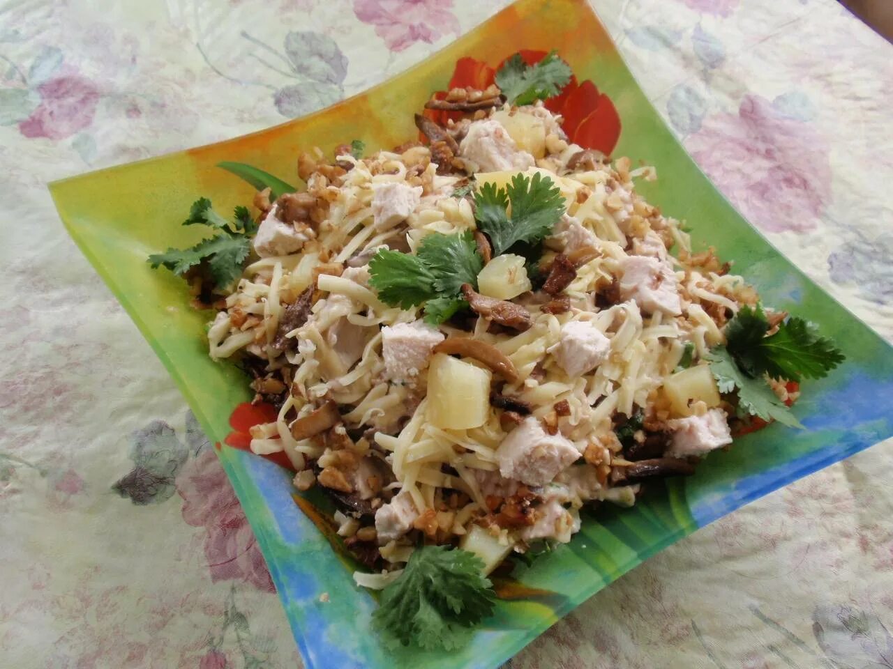 Салат мясной на праздничный стол. Салат многослойный. Слоеный салат с говядиной. Мужской салат с мясом. Рецепт салата праздничный мясной.