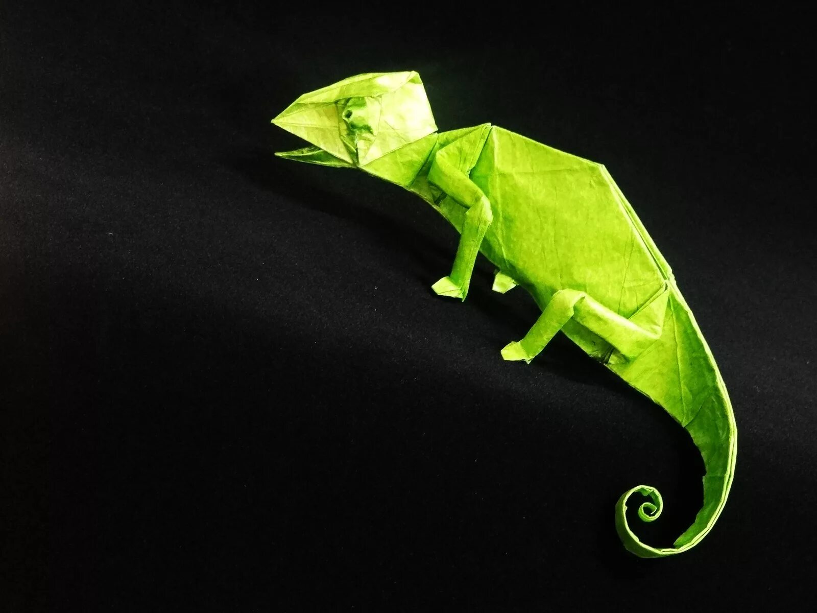 Ящерица из бумаги. Оригами ящерка. Хамелеон из бумаги. Поделка хамелеон из бумаги. Оригами игуана.