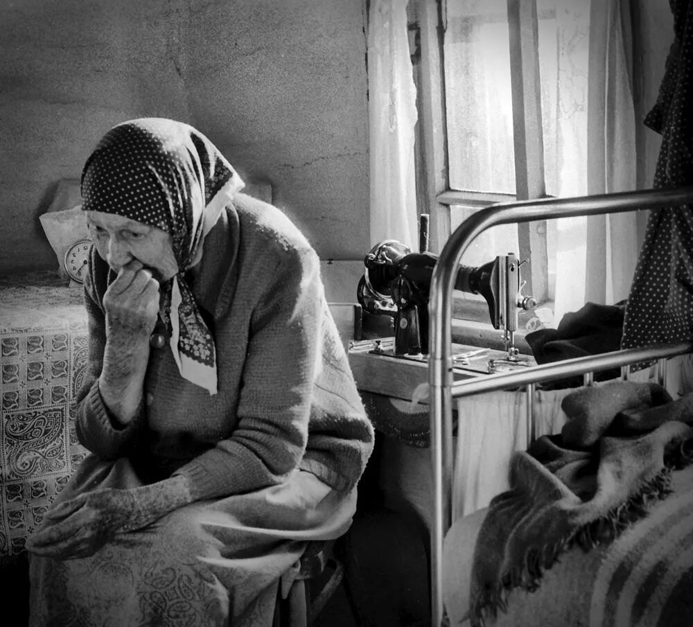 Старая мама плачет. Старушка мать. старушка плачет. старенькая мама. одиночество пожилых.