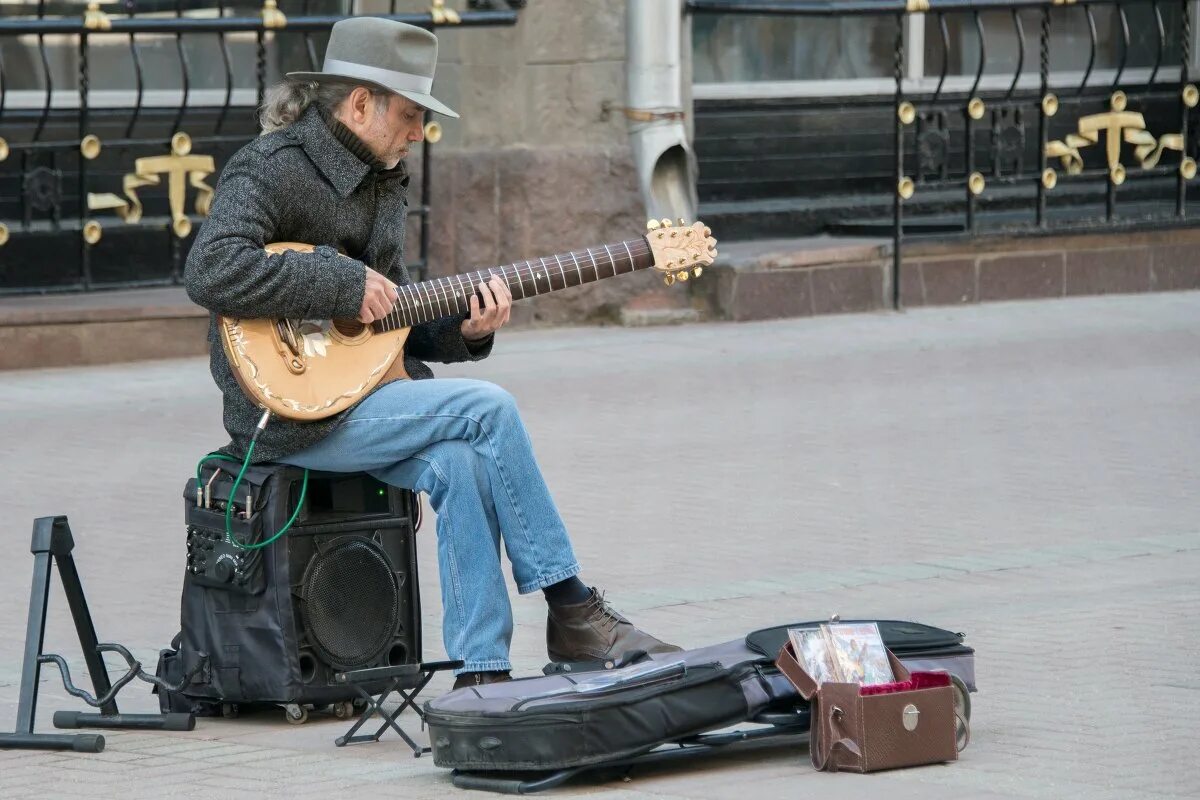 Итальянские уличные музыканты. Гитарист на улице. "гитарист" "уличный музыкант" "ambient". Бедные музыканты. Скрипач аидиш моня.