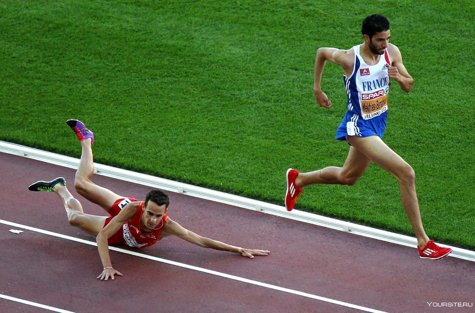 Бегуны перед соревнованиями. Спортсмены. Человек бежит к финишу. Спортсмен падает. Спортсмен перед финишем.