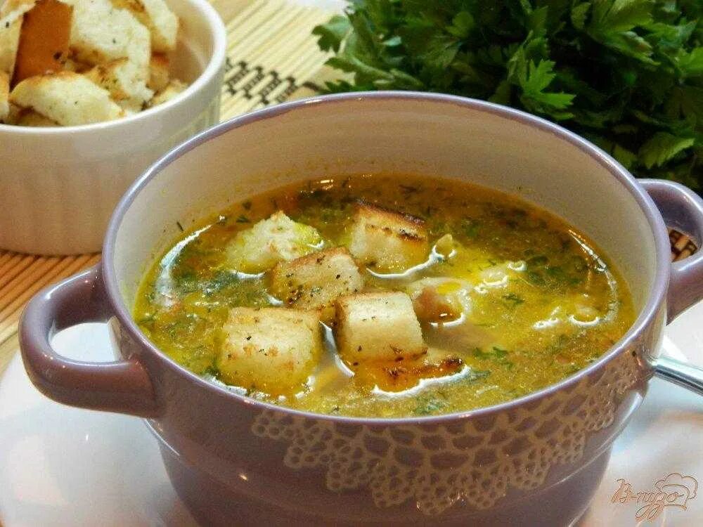 Суп куриный с картофелем. Суп картофельный потофе. Суп с сухариками. Картофельный суп с мясом. Куриный суп с гренками.