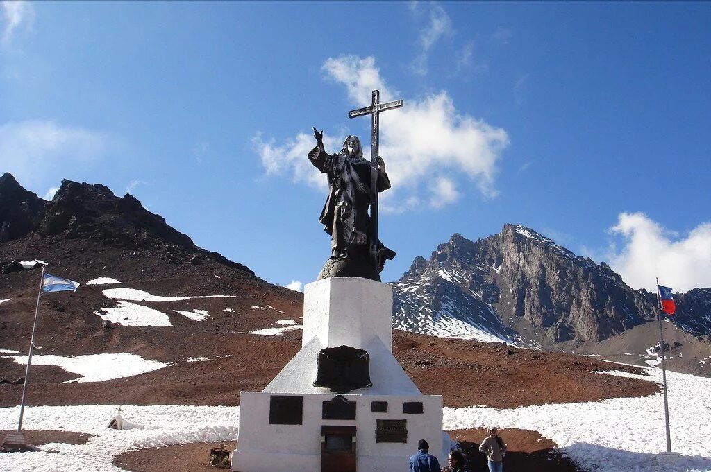 Памятники природы чили. Андский Христос в Чили. Андский Христос Аргентина. Памятник Андский Христос. Статуя Христа Искупителя Аргентина.