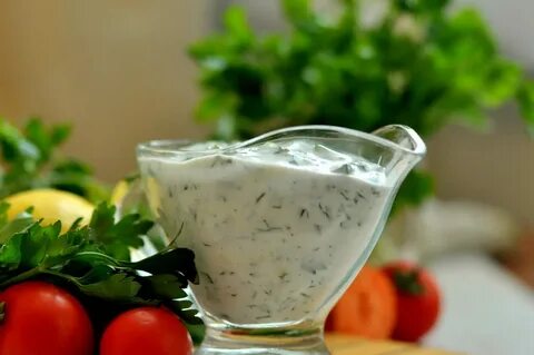Йогурт с чесноком и зеленью