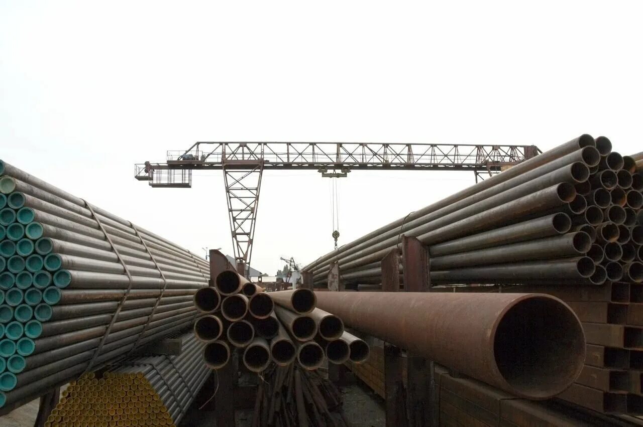 Площадка складирования труб. Складирование труб. хранение труб большого диаметра. хранение труб большого диаметра на складе.