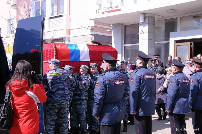 Похороны полицейского МВД. Похороны Советской милиции. Салютная группа на похоронах МВД. Погребение пенсионера мвд