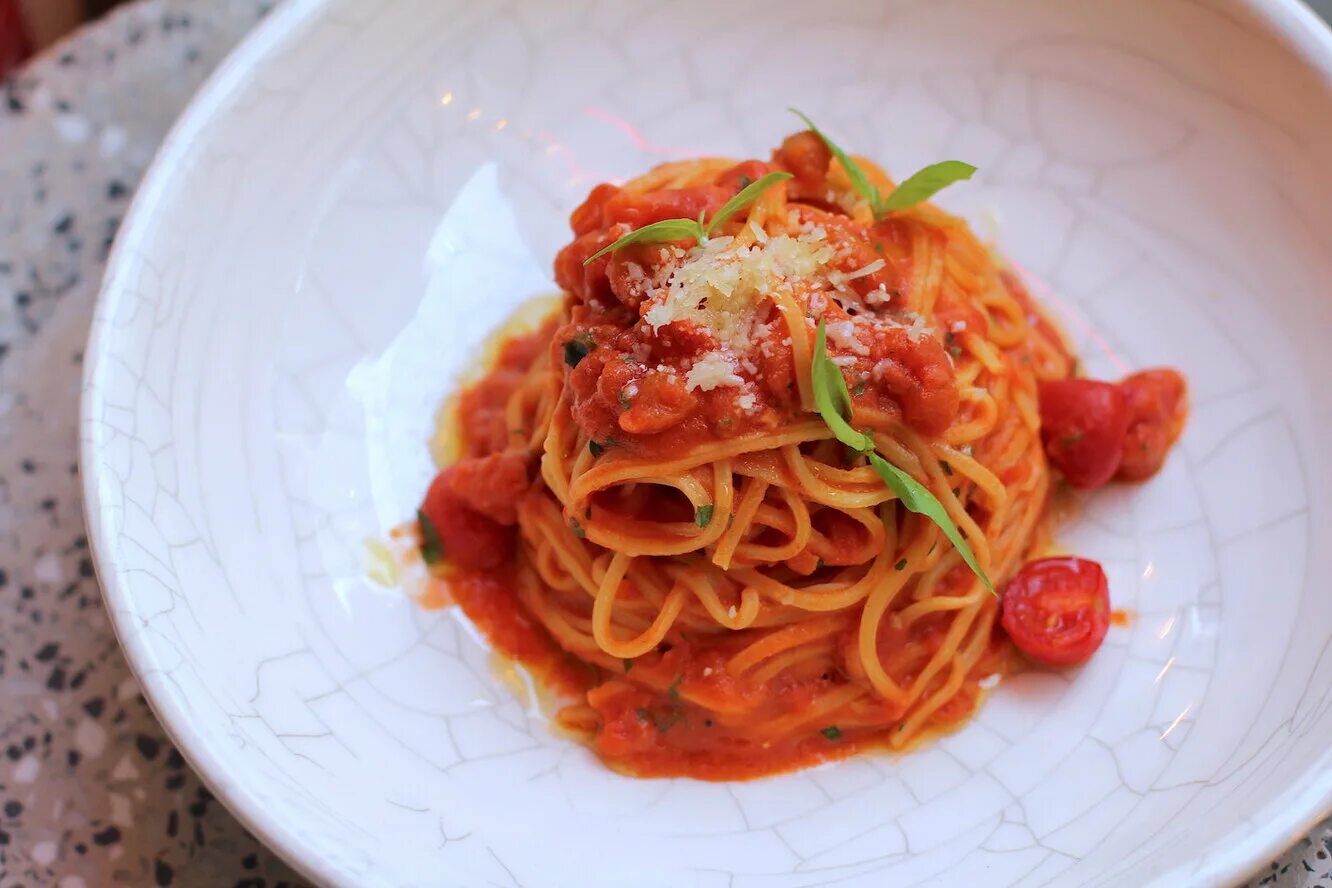 Паста болоньезе с фетучини. Фетучини в томатном соусе. Спагетти с томатом и базиликом. Паста лингвини с томатным соусом. Приготовить пасту рецепт с фото